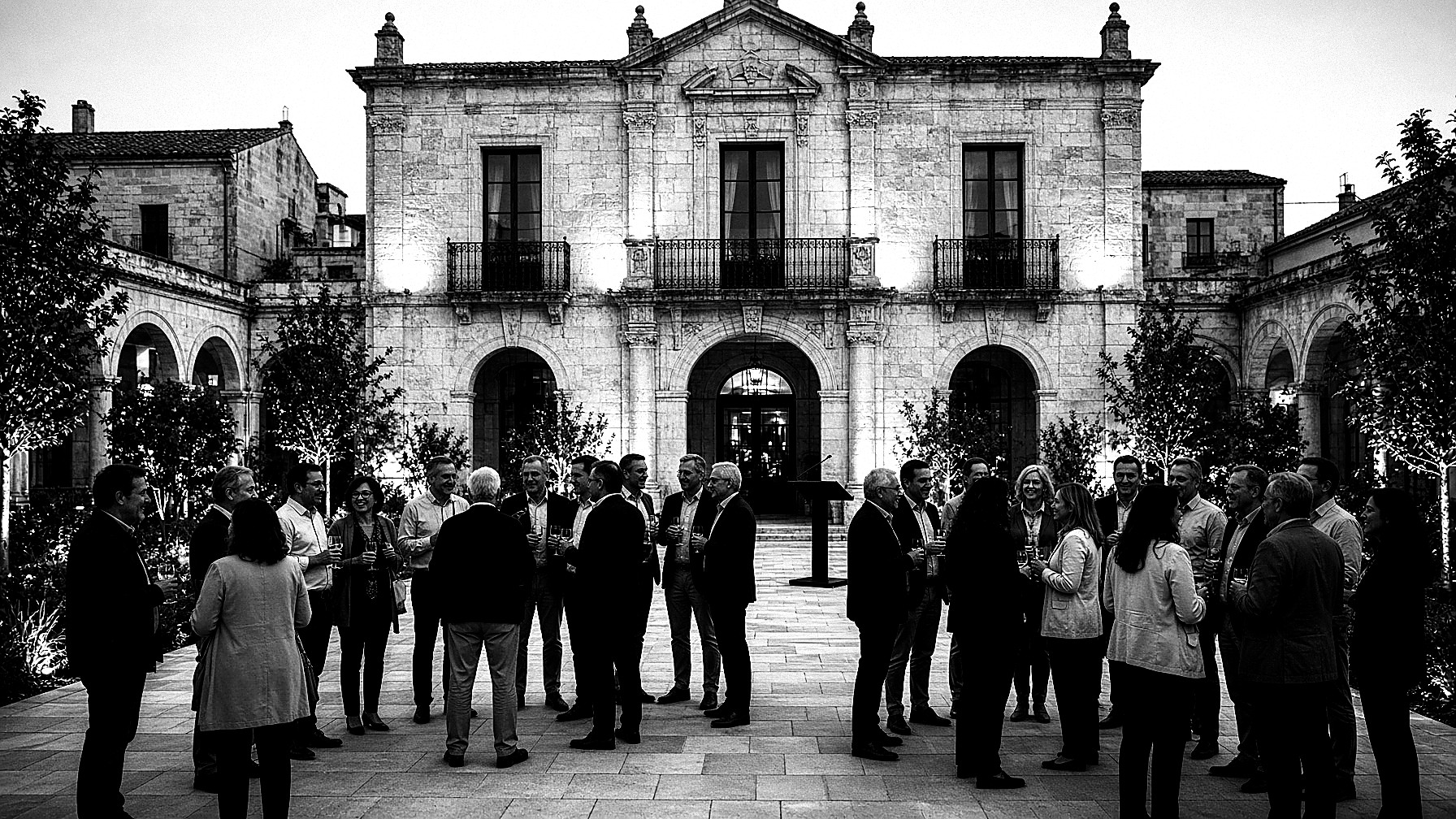 Brindis institucional íntimo en una plaza pequeña, unas treinta personas