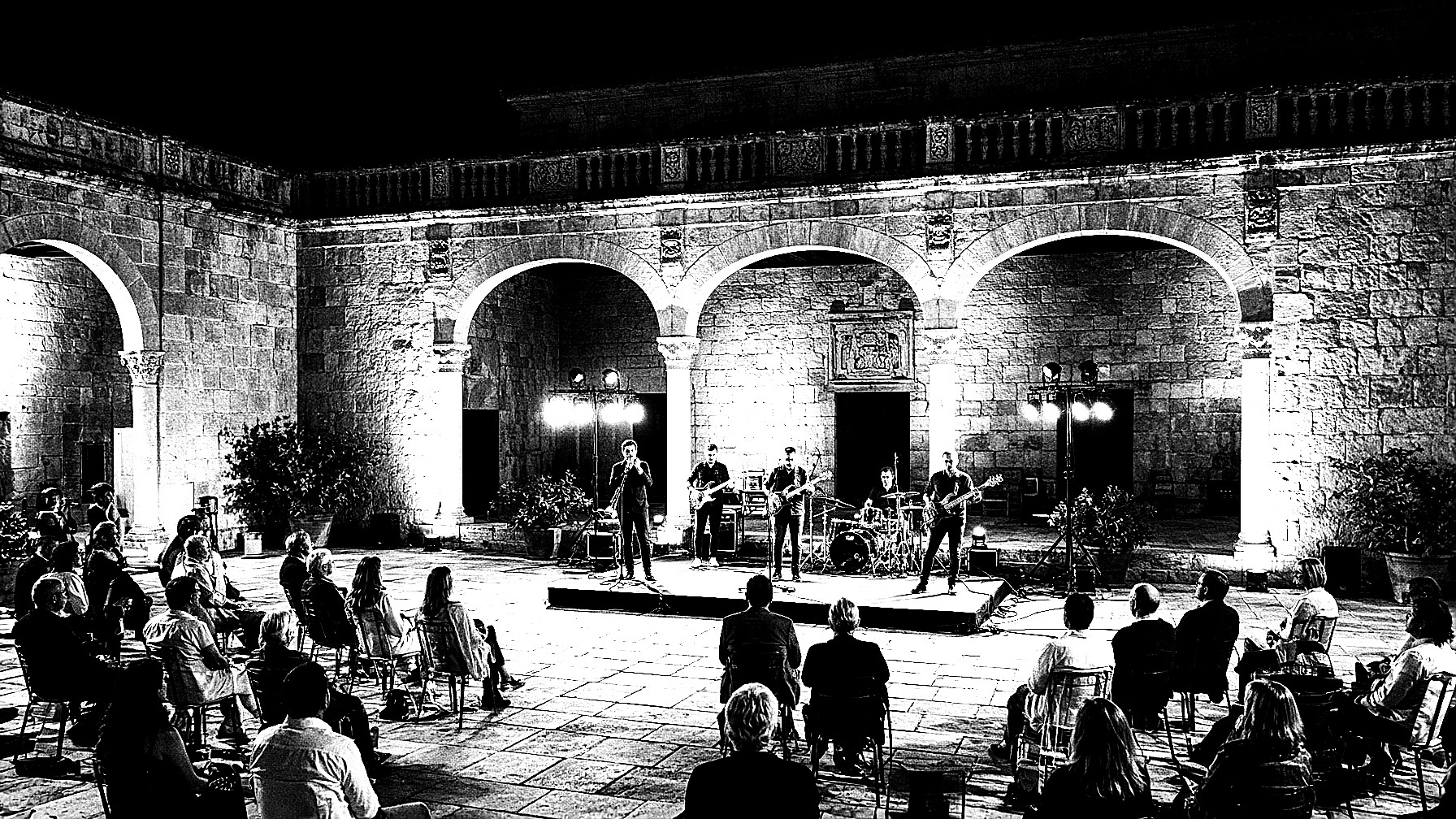 Concierto íntimo en un patio, unas treinta y cinco personas