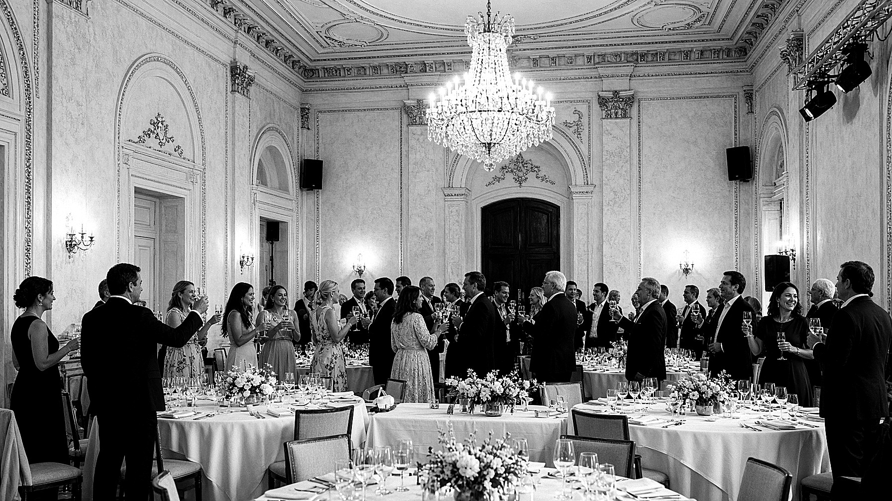 Cena de boda íntima, unas cuarenta personas brindando