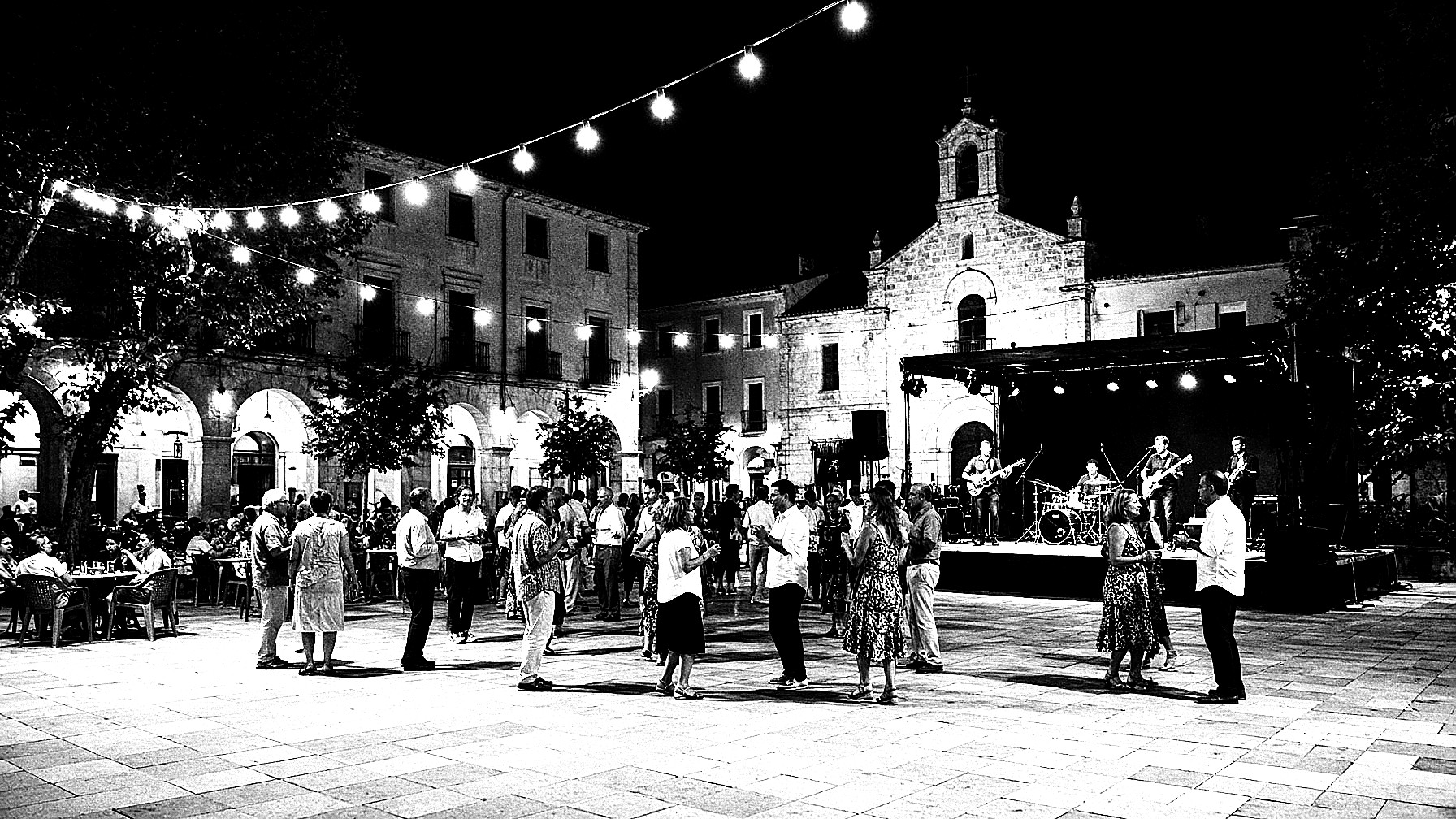 Verbena íntima en la plaza, unas treinta personas bailando
